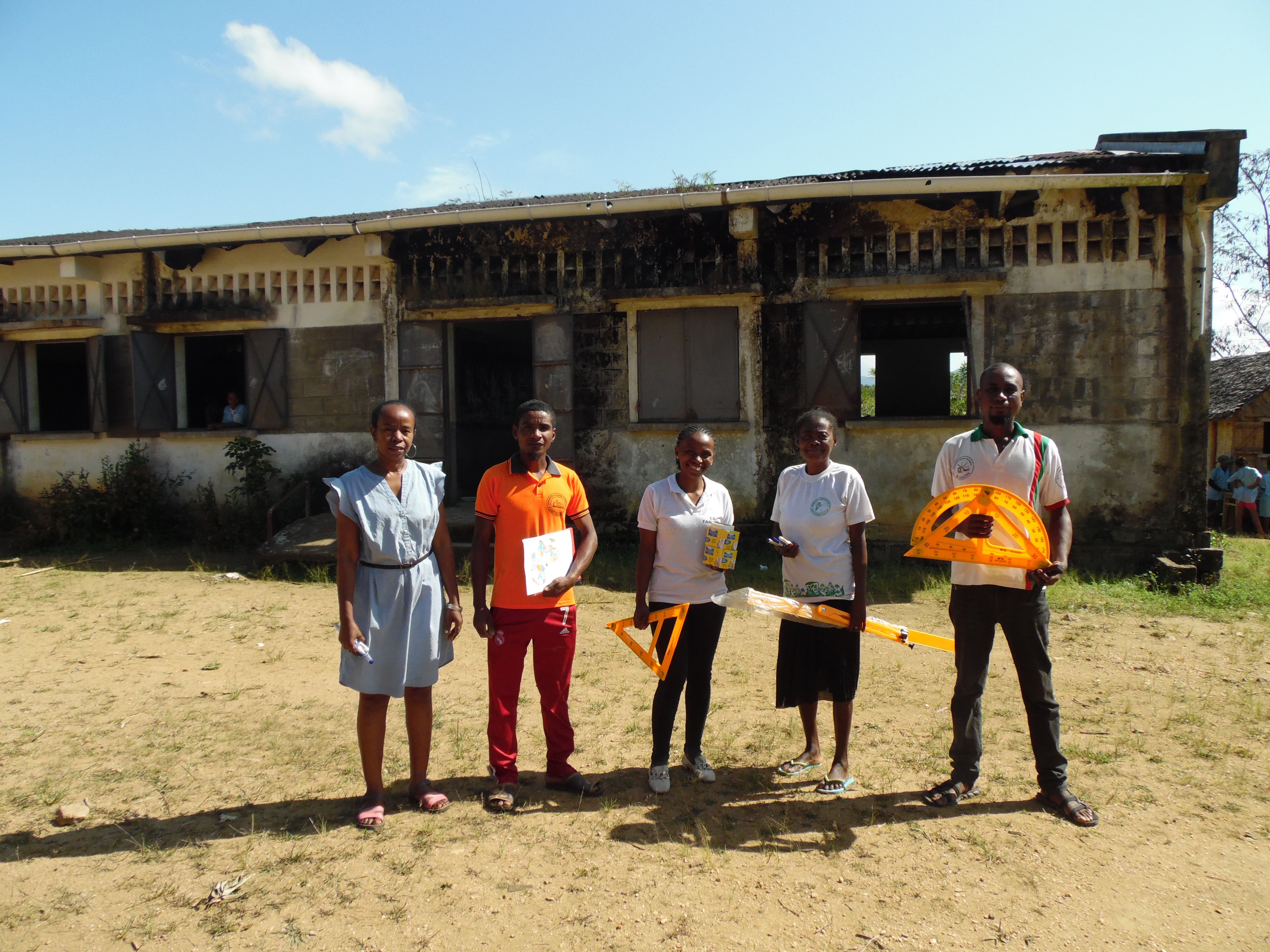 CEG Fanasana receiving school supplies