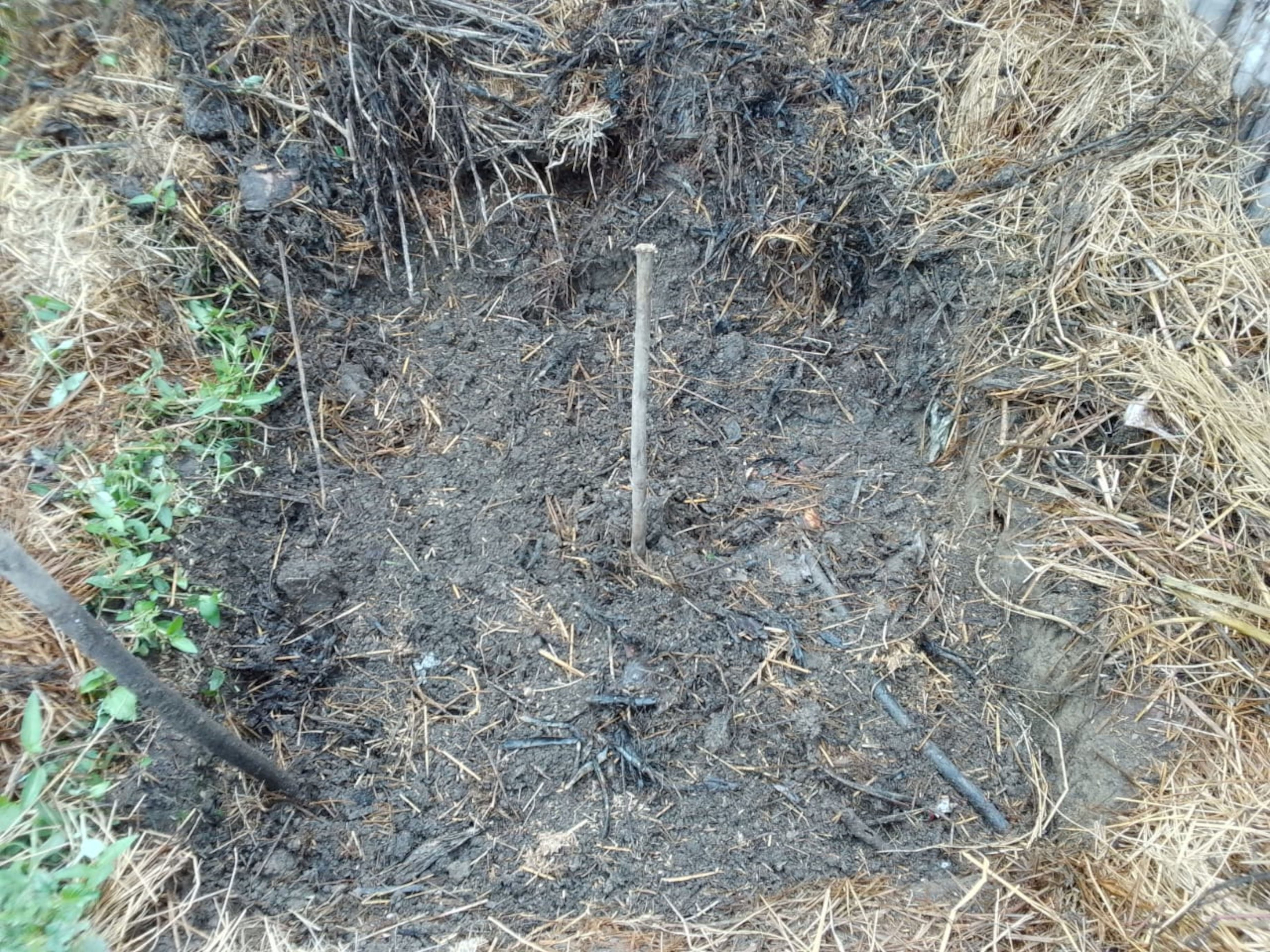 Compost pit with air tube