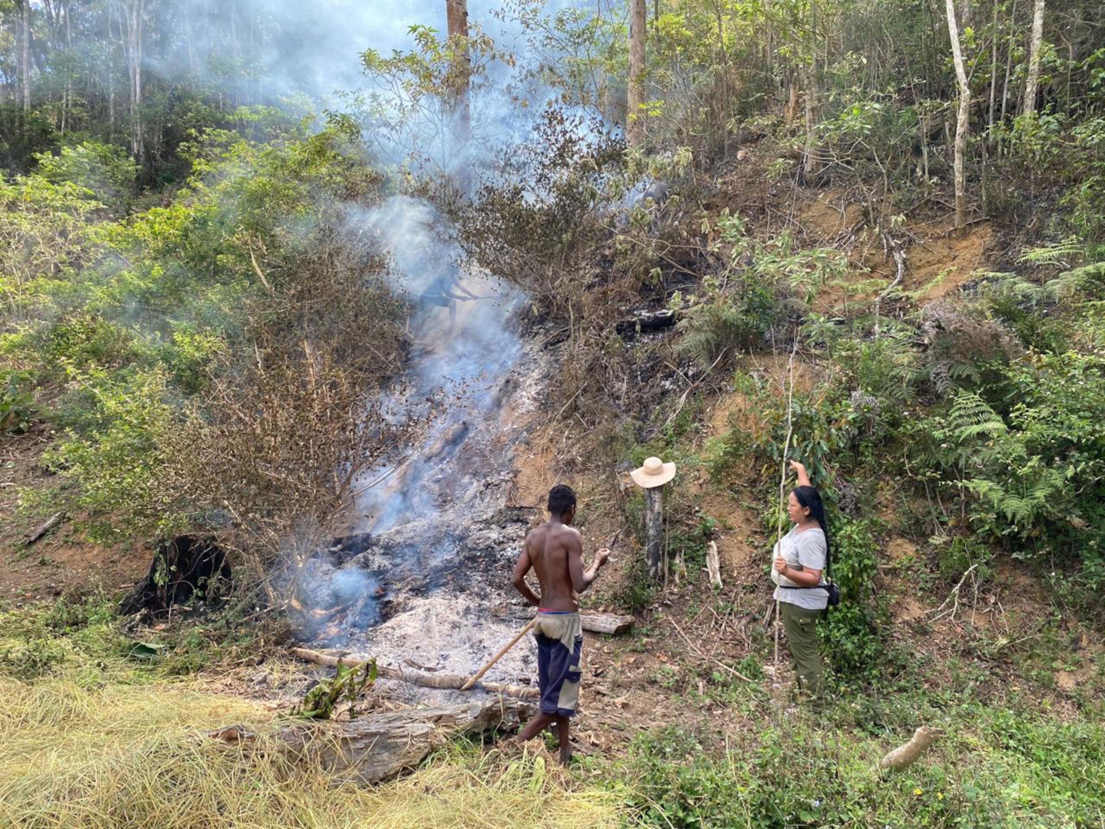 Intervening to control a fire started near a village in Ranomainty