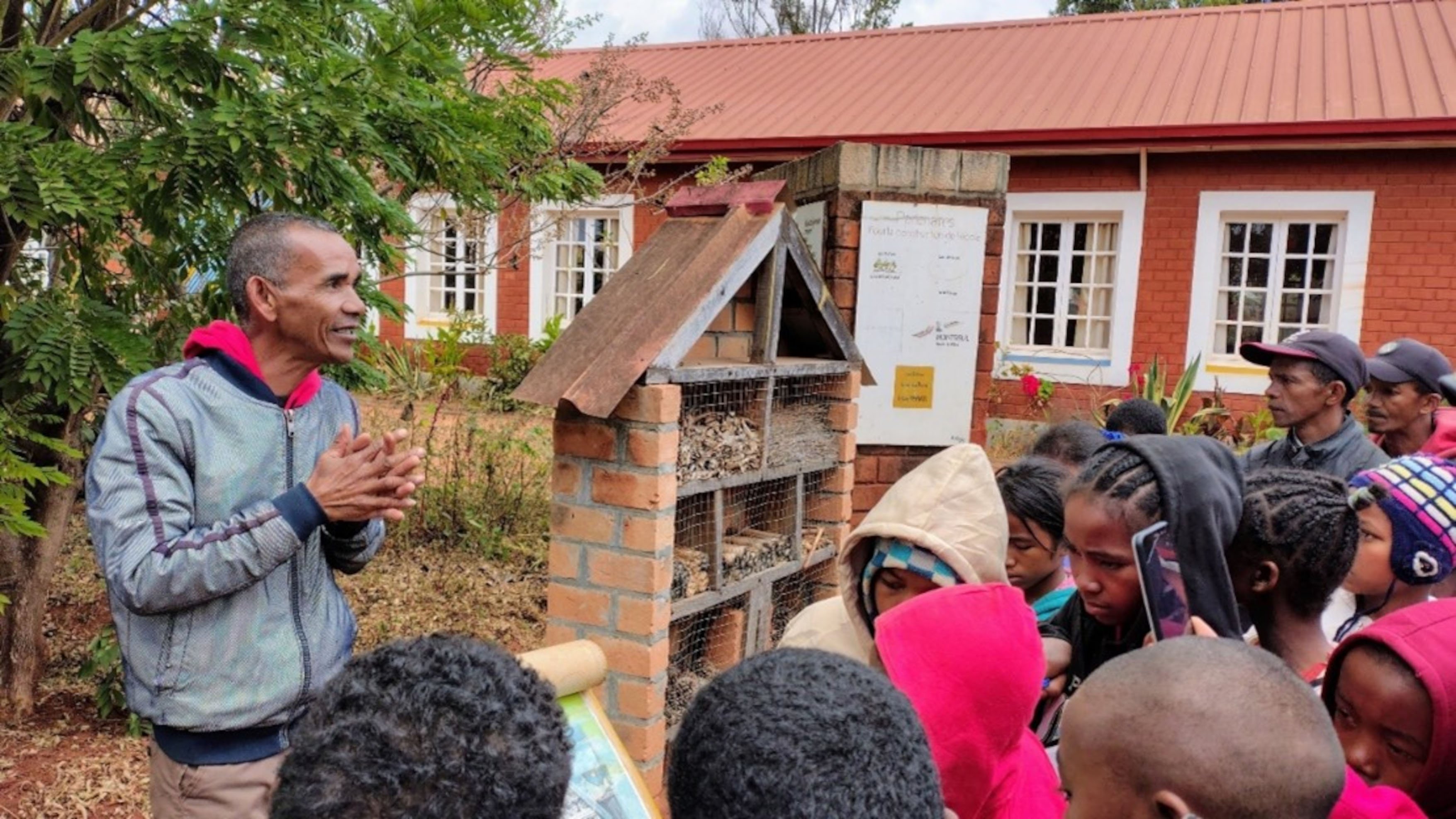 Tsaratanàna Learning about the role of an insect hotel